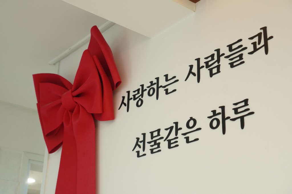 사랑하는 사람들과 선물같은 하루 - 선하키즈풀빌라 레드 리본 포토월